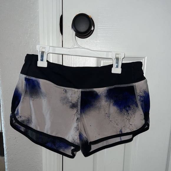 Lululemon Size 6 Shorts - Picture 1 of 2